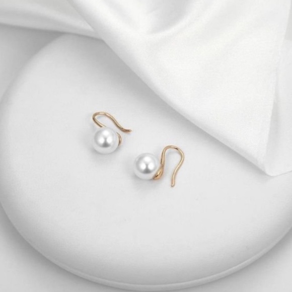 5 for $25 Classy 14k Gold Plated Pearl Earrings - Picture 1 of 4